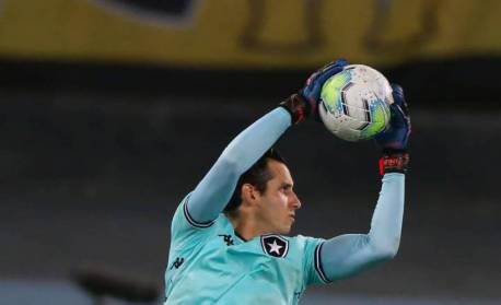 Herói do Botafogo contra o Flamengo, Gatito ressurge como protagonista