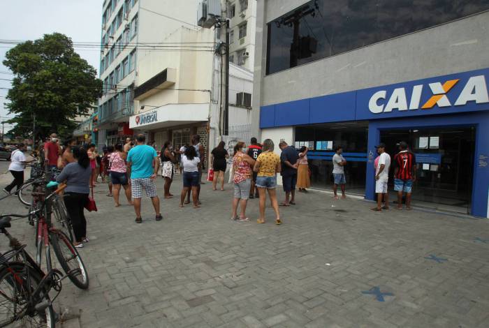 Com horário de atendimento menor, longa fila se formou na agência na Rua Cardoso de Moraes, Bonsucesso