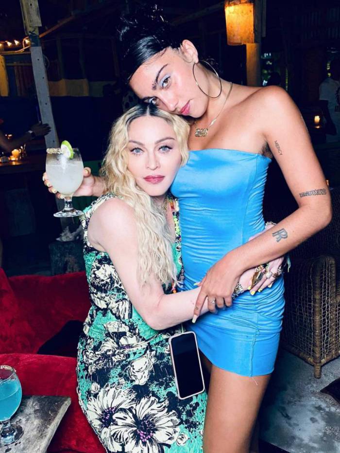 Madonna e a filha, Lourdes Maria