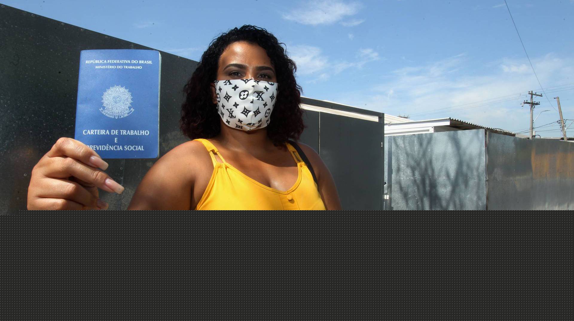 A Técnica de enfermagem Ingrid dos Santos, na porta  do Hospital de Campanha de Caxias, teve a função de trabalho modificada na carteira de trabalho digital