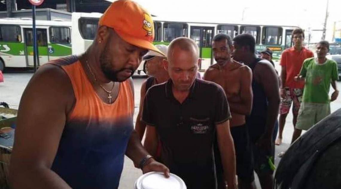 Marco Jesus realiza a distribuiÃ§Ã£o de quentinhas para moradores de rua