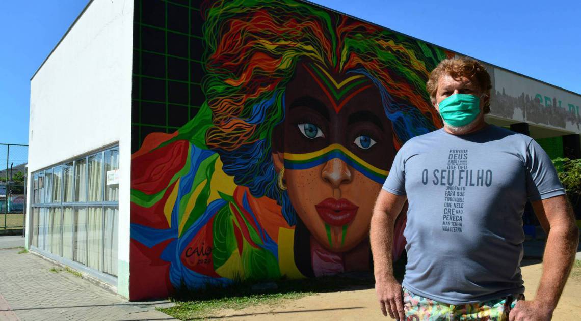 Arte e grafite em painéis de Queimados