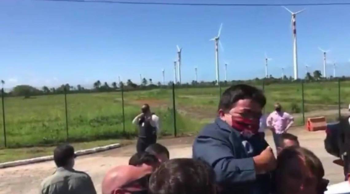 Bolsonaro carregou anão nos ombros na segunda-feira - Reprodução/Twitter/Temakidefeijao