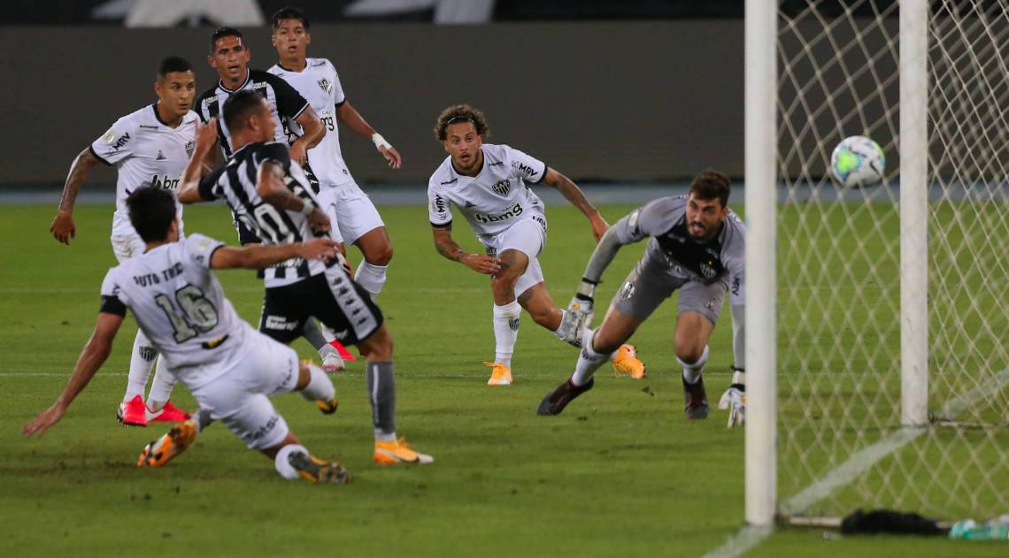 Ap&oacute;s rebote do goleiro Rafael, Luiz Fernando escora a bola para a rede do Atl&eacute;tico-MG e marca o primeiro na vit&oacute;ria do Botafogo no Nilt&atilde;o. Foto de Daniel Castelo Branco - Daniel Castelo Branco