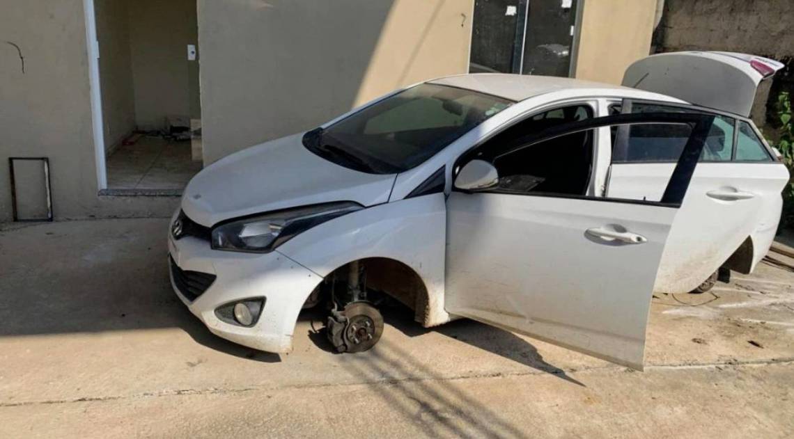 Desmanche de automóveis roubados em galpão em Itaboraí  - Divulgação PMERJ