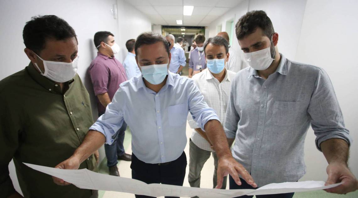 O prefeito, entre o diretor da unidade e o secretário municipal de Saúde - Divulgação / Luciana Carneiro