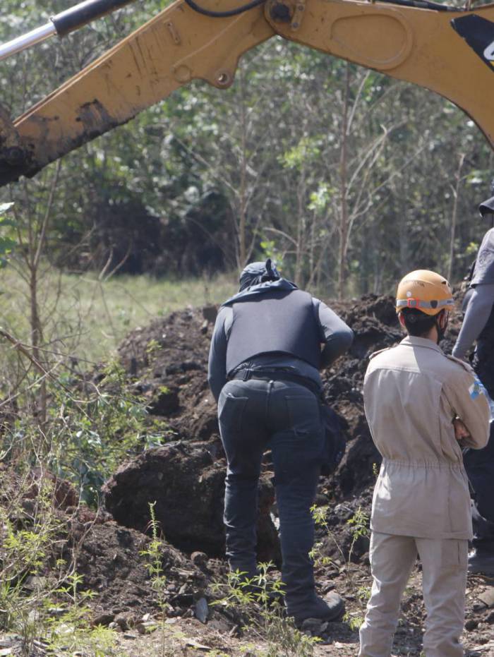 Rio de Janeiro - RJ  - 19/08/2020 - Policia - Policiais civis fizeram uma operação no Complexo do Salgueiro, em São Gonçalo, regiao metropolitana do Rio. Os Agentes estvam a procura de um cemiterio clandestino usados por criminosos da regiao para enterrar seus desafetos -na foto, local de escavaçao, local do suposto cemiterio, apontado por um informante da policia -  Foto Reginaldo Pimenta / Agencia O Dia