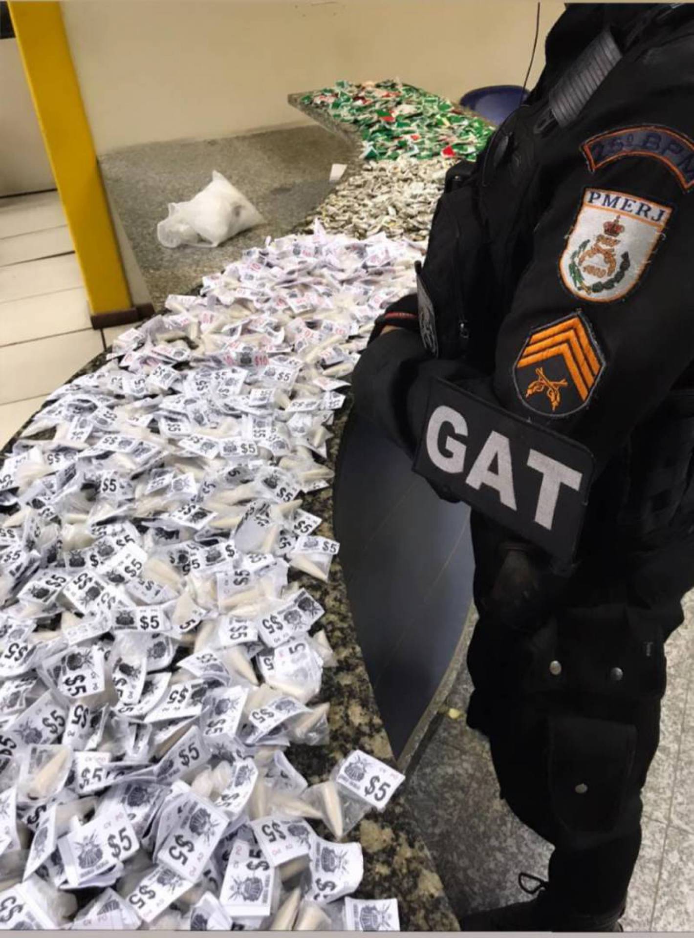 Drogas apreendida e 1 homem preso no Porto do Carro em Cabo Frio  - 25 Batalhão de Cabo Frio 