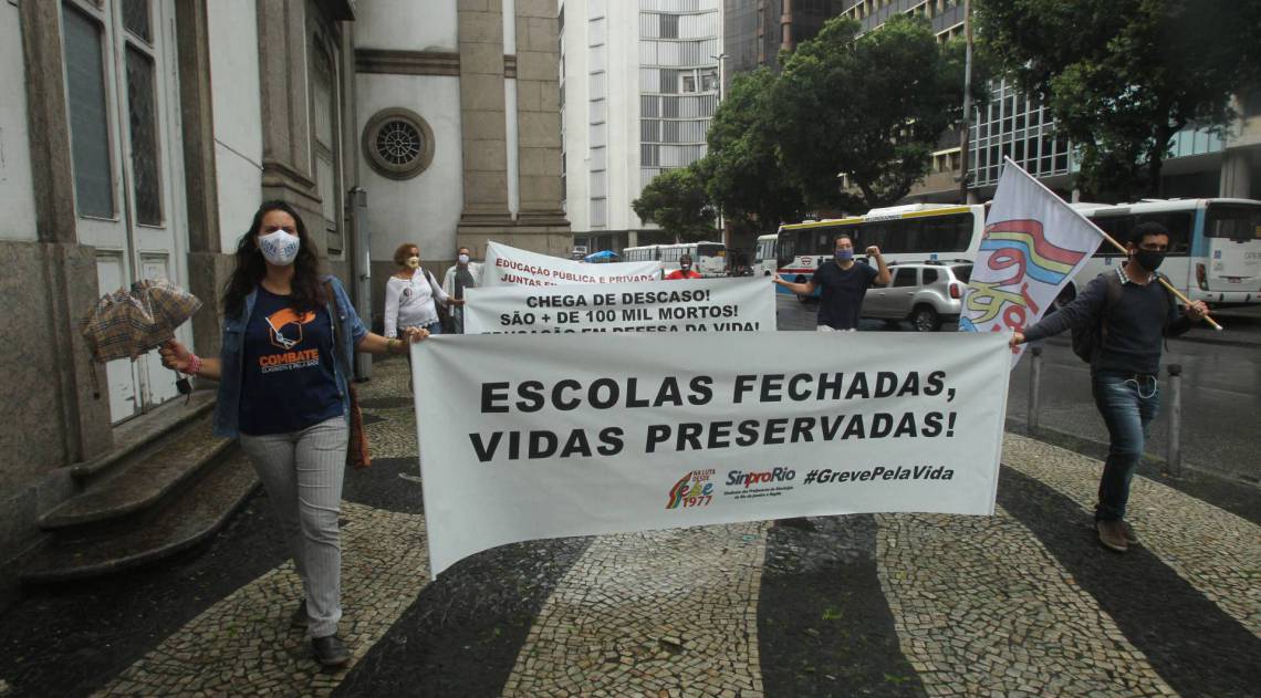 RIO - 20/08/2020 - Manifestação e Live de professores na Candelária.               Fotos: Estefan Radovicz / Agência O Dia          
      Byline - Estefan Radovicz / Agência O Dia