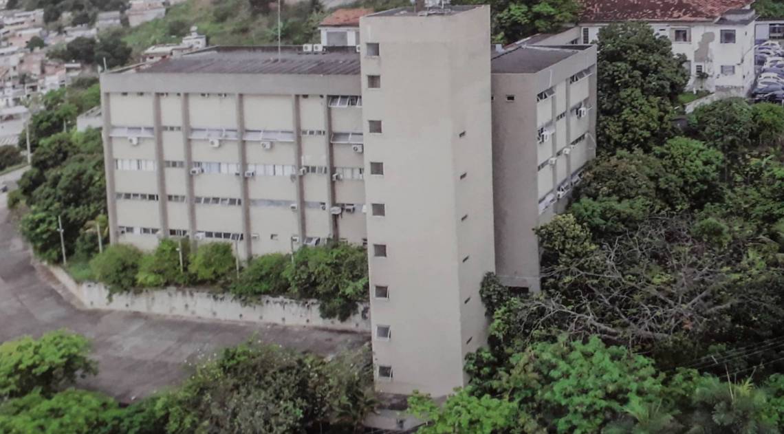 A gestão do HOF passou de federal a municipal em 1990 e, após algumas crises econômicas e administrativas que quase ocasionaram o seu fechamento, a unidade deu a volta por cima e atualmente possui o status de um hospital geral, com destaque para o atendimento de urgência, o ambulatório e os procedimentos cirúrgicos eletivos, além de exames de HIV, videolaparoscopia, endoscopia, patologia, ultrassonografia e raios-X - Divulgação / Antonio Schumacher