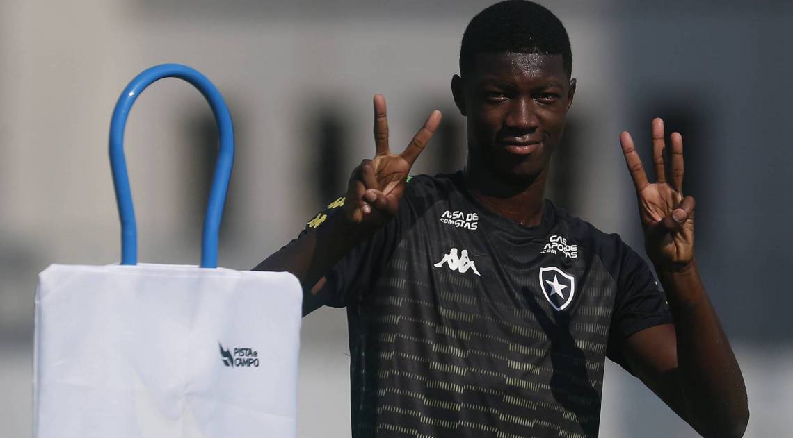 Vindo do Macaé, Matheus Babi já chegou ao Alvinegro mostrando serviço - Vitor Silva/Botafogo