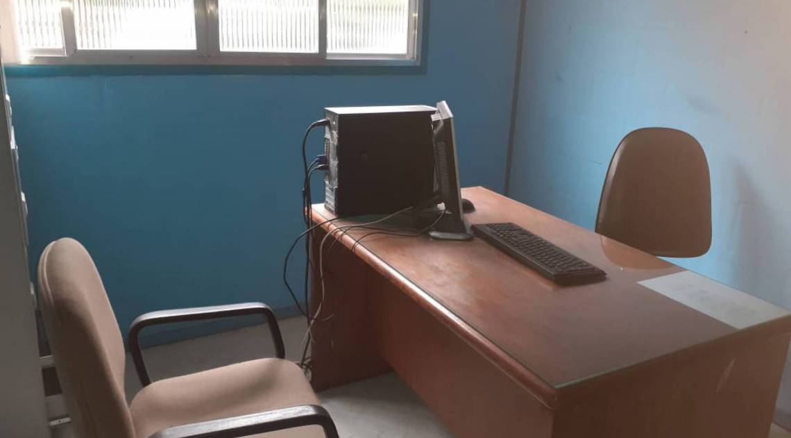 A sala da assistente social: porta arrombada e fichas mexidas sem motivo aparente