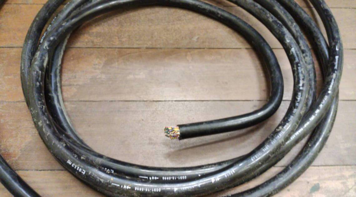 Cabos foram cortados de poste da Rua Doutor March - Divulgação / 12º BPM