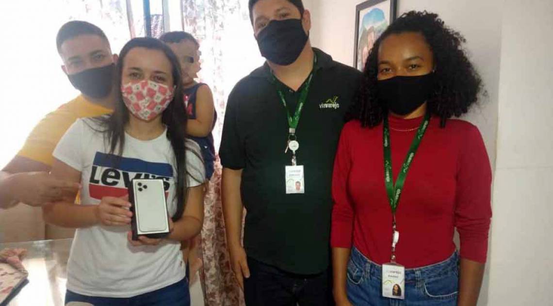 Renato recebeu o aparelho das mãos de representantes das Casas Bahia - Reprodução / Instagram