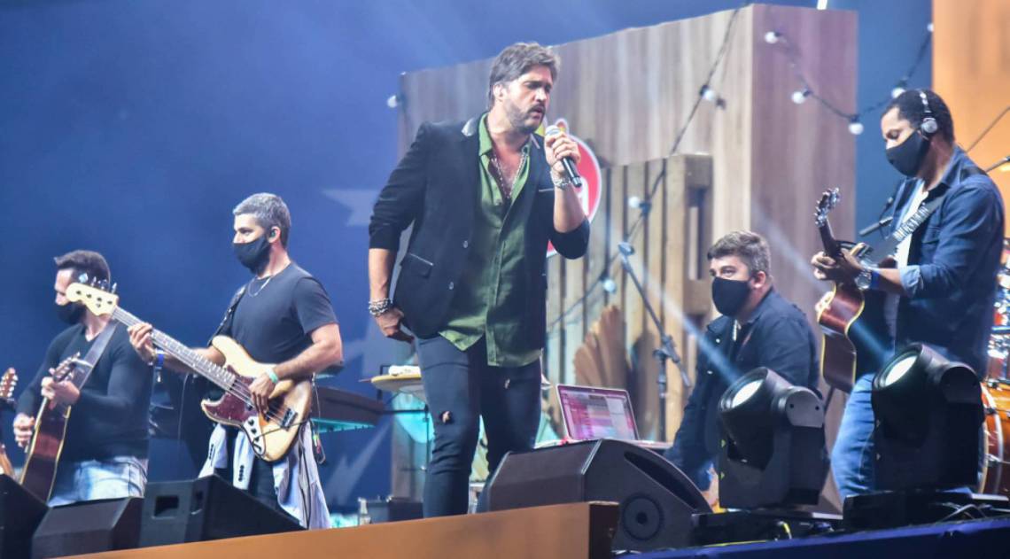 Leo Chaves fez participa&ccedil;&atilde;o especial no show