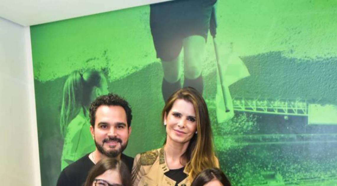 Luciano recebe o carinho da fam&iacute;lia nos bastidores