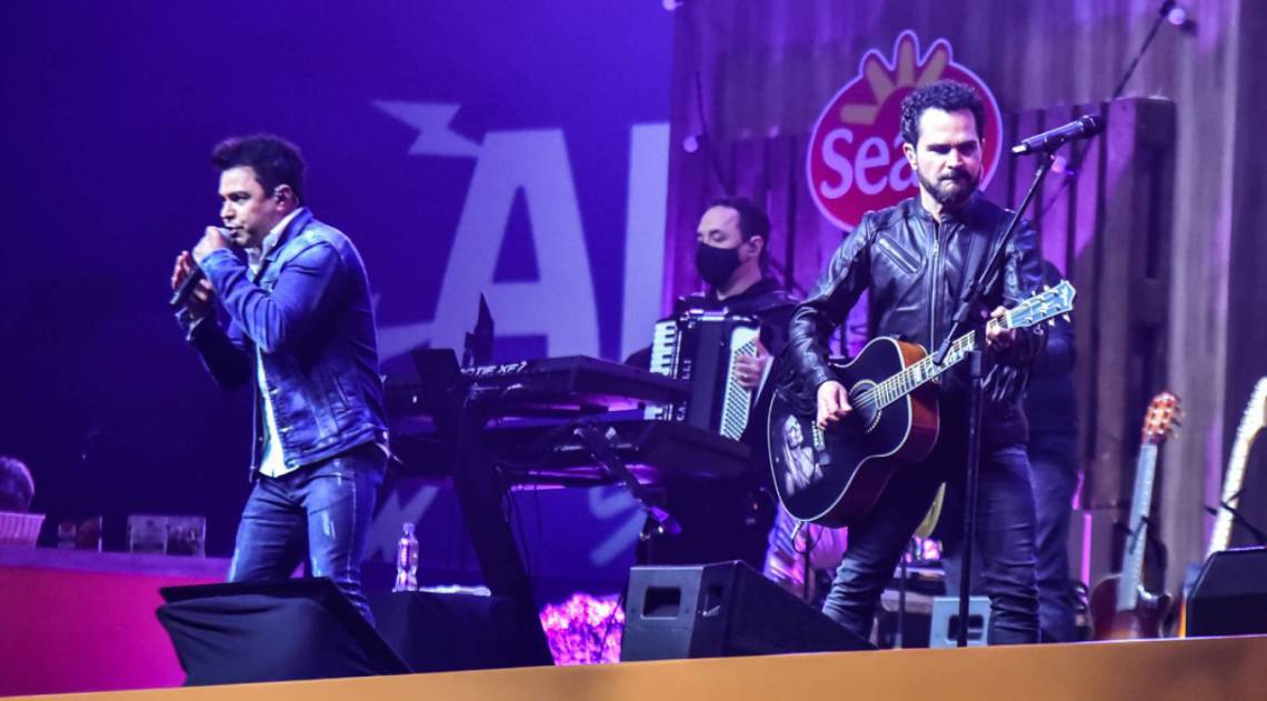 Zezé Di Camargo e Luciano fazem show drive-in - Ag. News