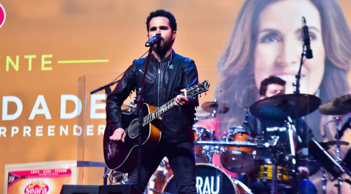 Zez&eacute; Di Camargo e Luciano fazem show drive-in