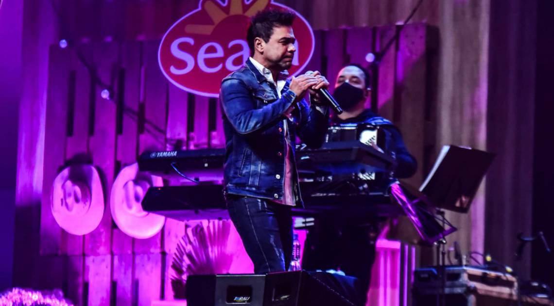 Zez&eacute; Di Camargo e Luciano fazem show drive-in