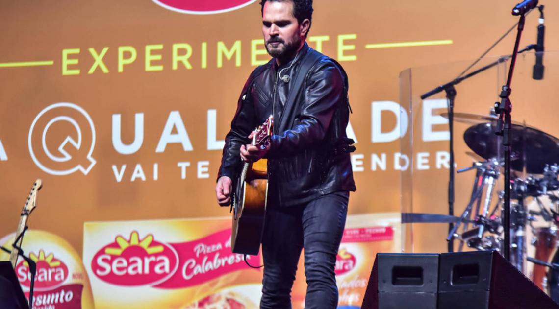 Zez&eacute; Di Camargo e Luciano fazem show drive-in