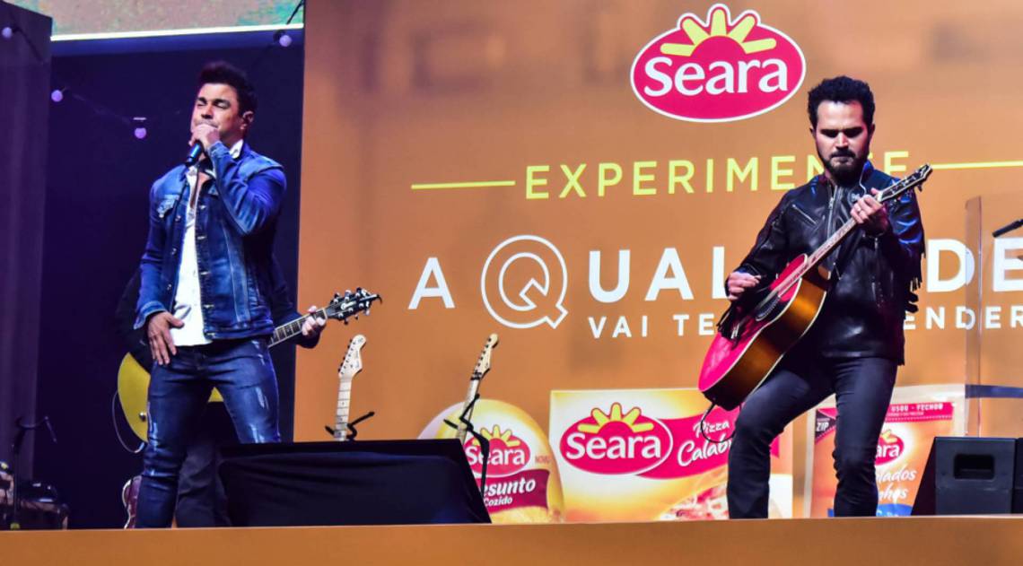 Zez&eacute; Di Camargo e Luciano fazem show drive-in