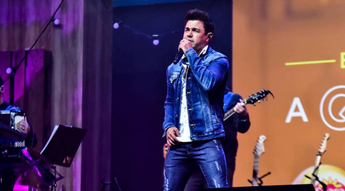 Zez&eacute; Di Camargo e Luciano fazem show drive-in