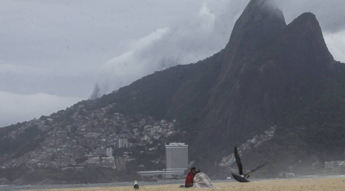 Frente fria chega ao Rio, derruba temperatura e causa chuva. Imagem da orla da Zona Sul do Rio