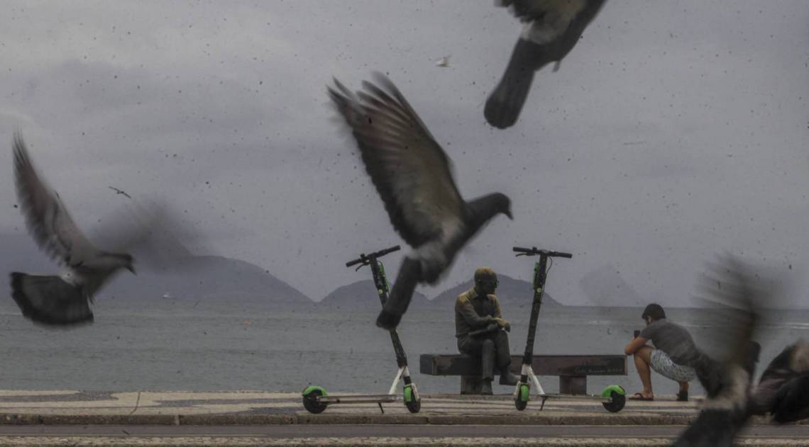 Frente fria chega ao Rio, derruba temperatura e causa chuva. Imagem de Copacabana, na Zona Sul do Rio