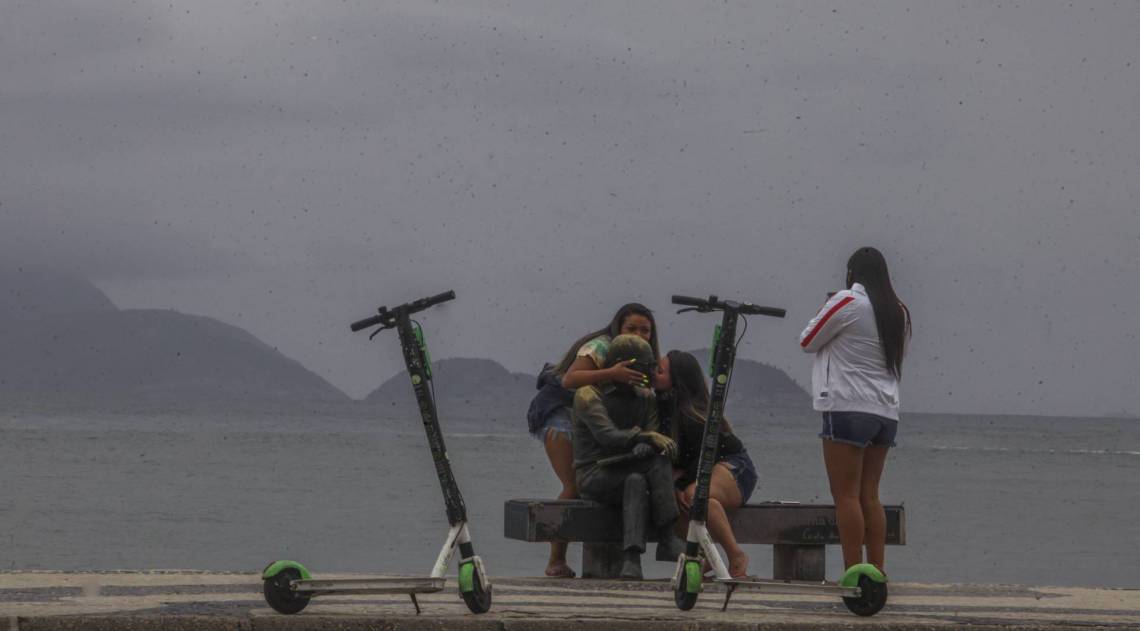 Frente fria chega ao Rio, derruba temperatura e causa chuva. Imagem de Copacabana, na Zona Sul do Rio