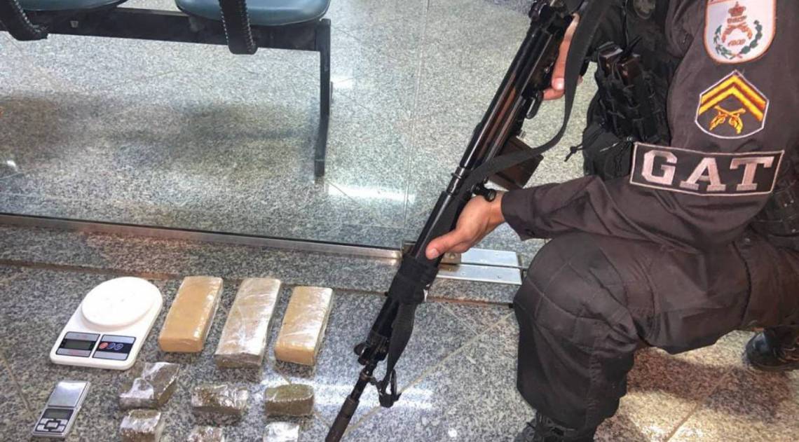 Aproximadamente 3 kg de maconha e 1 balança de precisão apreendida em Búzios  - 25 Batalhão de Cabo Frio 