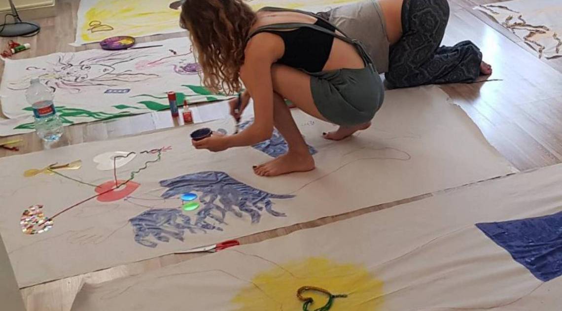 Alunas pintam suas angústias e medos durante aula de arteterapia