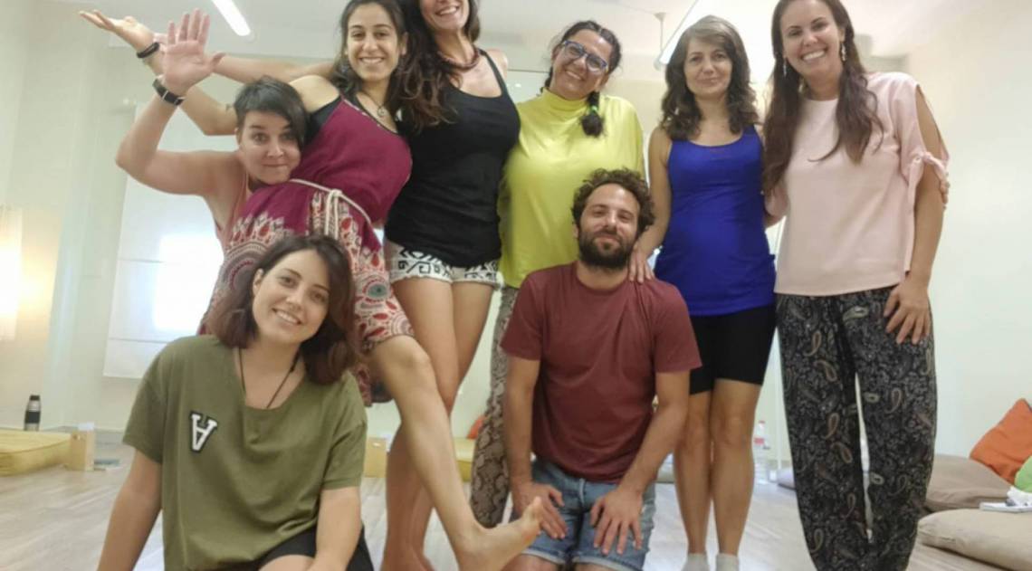 A professora (à direita) e alguns de seus alunos: 'será um material futuramente importante como registro socioemocional desse período tão peculiar'