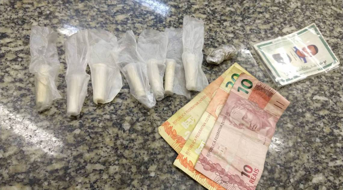 PMS encaminharam o rapaz e as drogas para a 76ª DP - Divulgação / 12º BPM