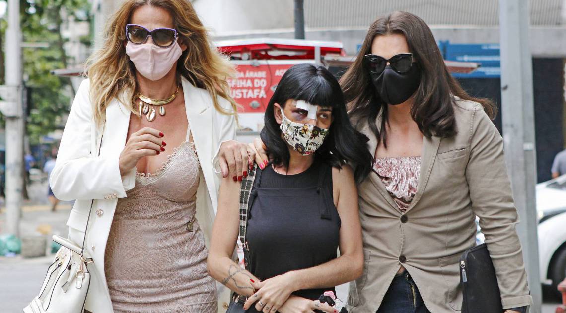 Alice, a advogada e um amiga a caminho da delegacia que investiga o caso - Reginaldo Pimenta / Ag&ecirc;ncia O Dia