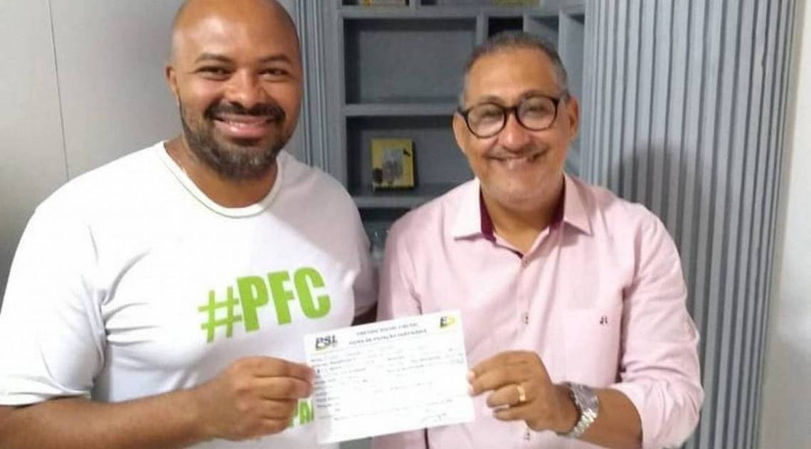 Pedro Teodoro dos Santos (esquerda) &eacute; pr&eacute;-candidato a vereador pelo Partido Social Liberal (PSL) e investigado por invadir casa de menina estuprada pelo tio. Na foto, ele ao lado de Delcimar de Oliveira, presidente da legenda em S&atilde;o Mateus - Reprodu&ccedil;&atilde;o