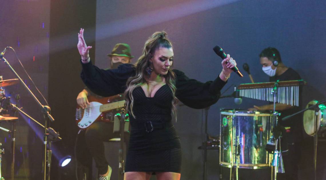 Simony faz live em casa de espetáculos em São Paulo