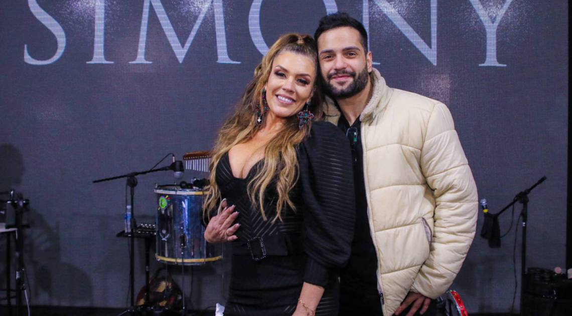 Simony faz live em casa de espetáculos em São Paulo