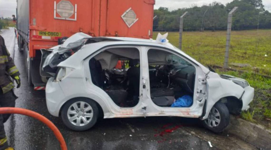 Acidente deixou tr&ecirc;s mortos e dois feridos