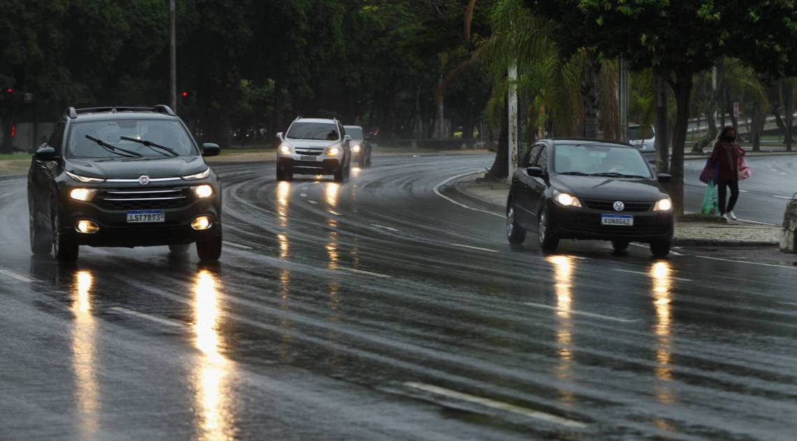 Chuva chega e temperatura cai no Rio