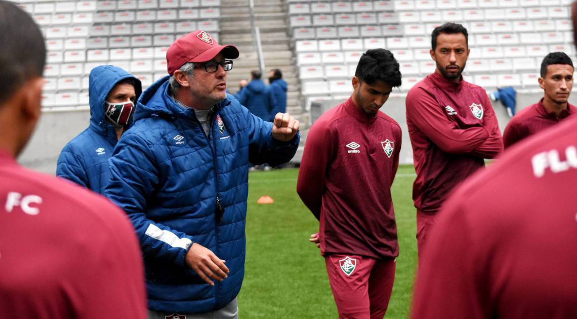 O técnico Odair Hellmann conversa com os jogadores durante treinamento na Arena da Baixada: jogos decisivos para a permanência no cargo - Mailson Santana / Fluminense