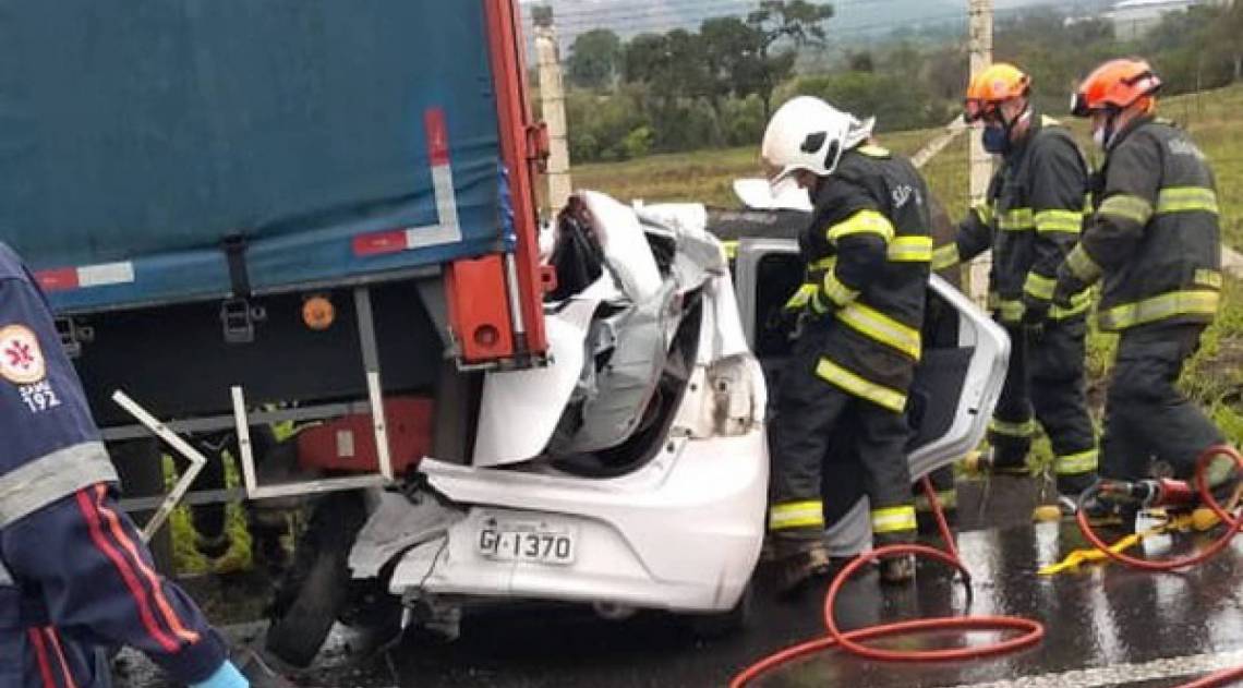 Acidente deixou três mortos e dois feridos - Reprodução/Corpo de Bombeiros