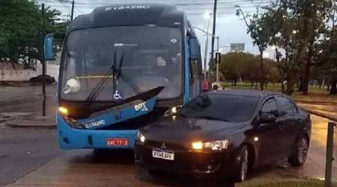 Colis&atilde;o entre BRT e carro na Taquara - Divulgação / COR