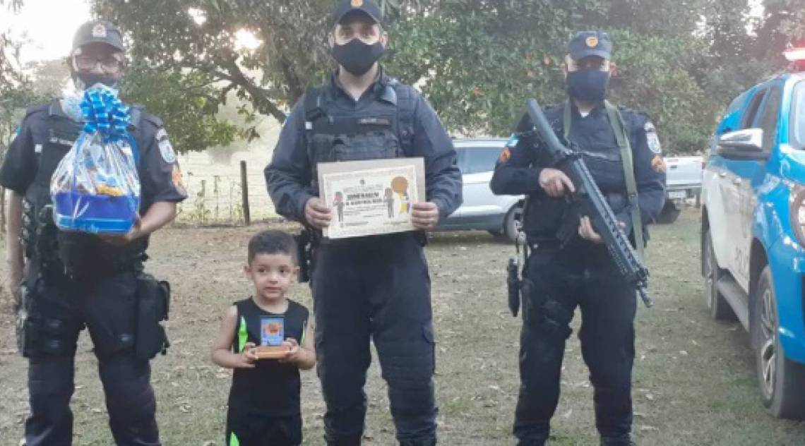 Arthur é homenageado após salvar amigo de afogamento