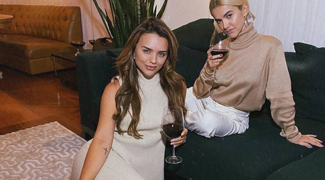 Manu Gavassi e Rafa Kalimann se reencontram e tomam o tão sonhado vinho no tapete