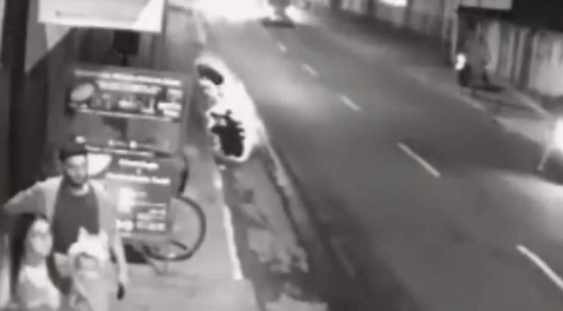 Tiroteio deixa três baleados - Reprodução vídeo