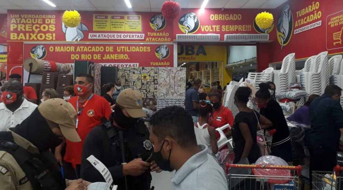 Loja foi multada por aglomeração e fila