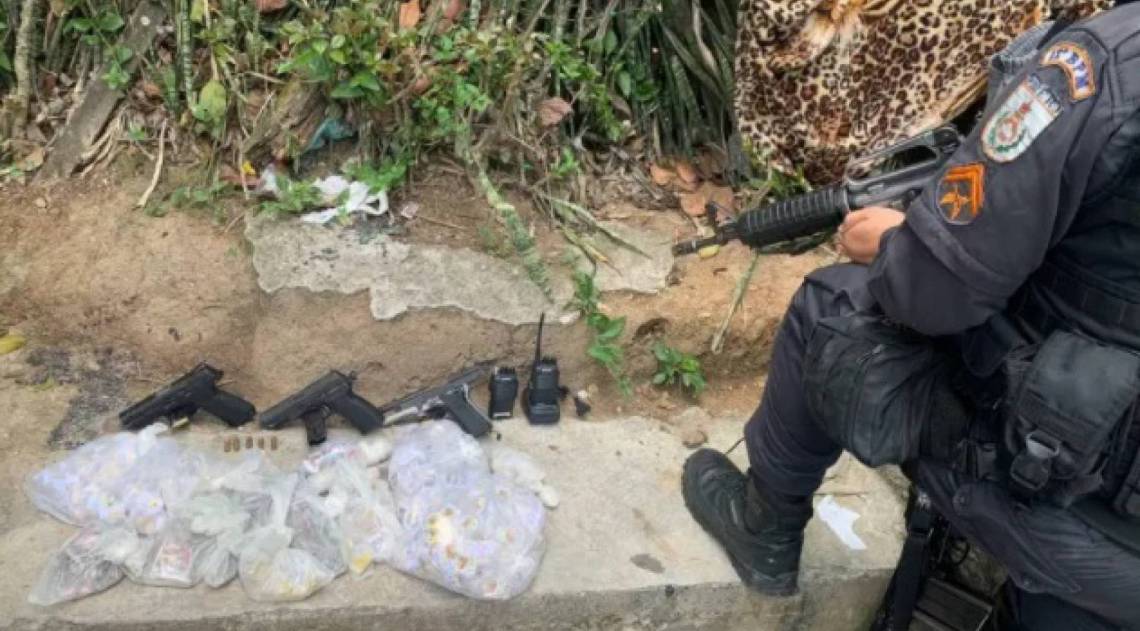 Parte de material apreendido com criminosos na comunidade Sítio de Ferro, em Niterói - Polícia Militar / Divulgação 