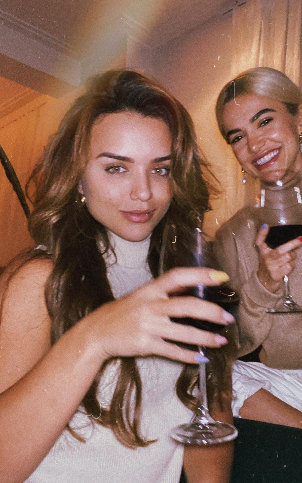 Rafa Kalimann e Manu Gavassi tomam o t&atilde;o sonhado vinho no tapete - Reprodução Internet