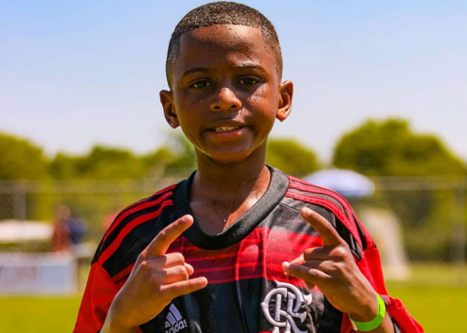 Aos 10 anos, jogador do Flamengo se torna o atleta mais novo a assinar com a Nike