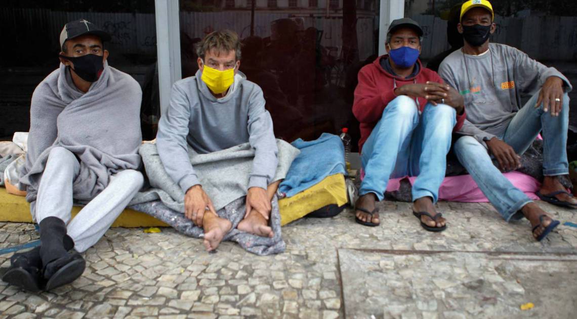 Rio de Janeiro - RJ - 22/08/2020 - Moradores de rua durante o frio que esta fazendo na cidade, na foto moradores que ficam na Praca Tiradentes regiao central do Rio - Foto Gilvan de Souza / Agencia O Dia
